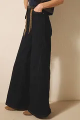 Pantalón jean oxford de tiro medio, color azul oscuro, con recortes laterales y tejido rígido.