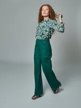 Blusa con cuello mao y estampado floral en tonos verde y blanco.