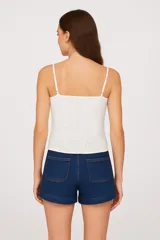 Musculosa blanca de algodón con broderie y cuello en V.