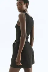 Short negro de tiro alto con pinzas y cinturón cosido con anillas metálicas en D.