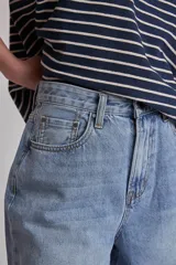 Bermuda de jean celeste claro, de corte recto y tiro alto.