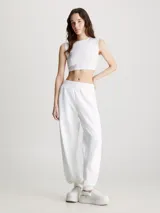 Pantalón de jogging blanco de felpa de algodón con corte relaxed, cintura elástica, puños de canalé, bolsillos laterales y logo del monograma de Calvin Klein bordado en la pierna.