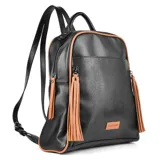 Mochila negra con textura tipo reptil, detalles en color camel y cierre con cremallera. Tiene un bolsillo frontal con cremallera y tiras decorativas con flecos.