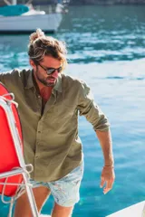 Camisa azul marino de lino con manga larga y botones de coco natural.