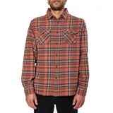 Camisa de franela a cuadros color ladrillo, con dos bolsillos frontales con solapa abotonada y mangas largas.