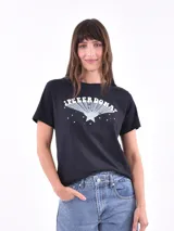 Remera lila con estampado frontal con la frase "Gracias por nada".