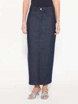 Pollera larga de denim azul oscuro, corte recto, tiro bajo, bolsillos ojal delanteros y tajo trasero con cierre.