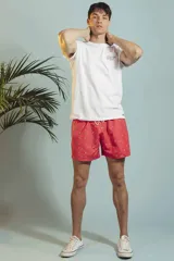 Short de baño rojo con estampado de motivos náuticos en azul y blanco, con cintura elástica ajustable con cordón.