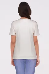Remera de manga corta color beige con estampado gráfico de puertas en tonos pastel.