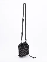 Bandolera tipo bucket con estampado animal print de leopardo en tonos beige y marrón. Tiene cierre con cordón ajustable y correa de hombro extraíble.