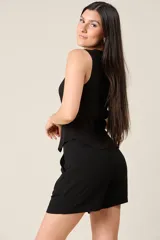 Short blanco de lino con pinzas, tiro alto y bolsillos laterales.