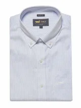 Camisa de manga larga a rayas verticales celestes y blancas, con cuello americano abotonado, calce regular y bolsillo en el pecho con logo bordado.