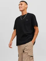 Camiseta negra de manga corta y cuello redondo con calce amplio.