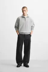 Pantalón de jean negro, corte relaxed fit, con bolsillos frontales y traseros tipo parche, tira multifunción y bolsillo tipo parche en las piernas. Tiene efecto lavado y cierre frontal con cremallera y botón.