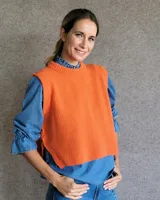 Chaleco de punto marrón con cuello redondo y sisas amplias.