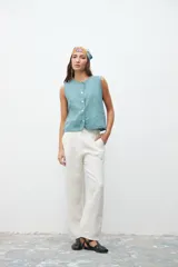 Pantalón de lino color crudo, de corte recto y tiro alto.