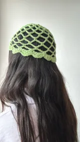Gorro tipo bucket de crochet color verde manzana con diseño de red.