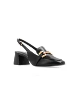Zapato mule negro de cuero napa con punta cuadrada, taco cuadrado forrado y ornamento metálico dorado.