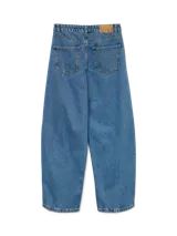 Jean mom fit de tiro alto color azul denim, con diseño barrel fit. Confeccionado en mezcla de algodones convencional, orgánico y reciclado.