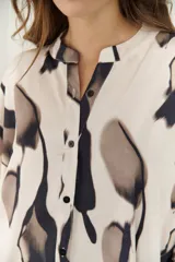 Camisa beige con estampado abstracto en tonos marrones y negros, cuello mao y mangas 3/4.