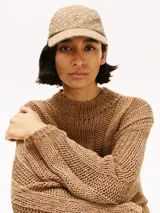 Gorra de béisbol beige con monograma TH en relieve.