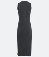 Vestido midi negro de punto acanalado, sin mangas y con cuello alto.