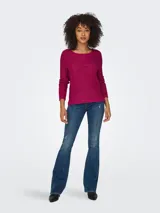 Sweater de punto color fucsia, de corte clásico y mangas largas.