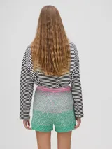 Short tejido a rombos con degradé de azul a bordó, pretina elástica combinada y logo bordado.