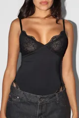 Body blanco de breteles finos, con escote en V y detalle de encaje floral en el busto y en los bordes.