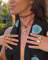 Par de aros dorados con forma cuadrada irregular y centro hueco.