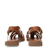 Sandalia tipo franciscana de cuero color marrón, con puntera cerrada tejida en tiras trenzadas y tira de ajuste con hebilla dorada en el tobillo.