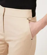 Pantalón de vestir color verde claro, de corte recto, con bolsillos laterales y traseros.