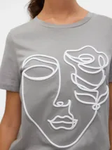 Camiseta gris de algodón con estampado de una cara de mujer con una rosa.