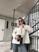Campera de pana color crudo con cierre y bolsillos.