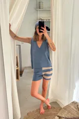 Short tejido artesanalmente en hilado 70% algodón y 30% acrílico, color azul con rayas horizontales color beige en la parte inferior.