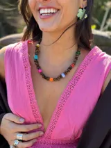 Collar corto con escallones de ojo de tigre y cuentas de colores intercaladas. Se cierra con cadena de acero quirúrgico y ganchito para regular el largo.