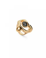 Anillo en aleación de metales, bañado en oro de 18K, con diseño de corazón y cristal negro en el centro.