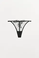 Tanga negra semitransparente con detalle de encaje floral a tono. Cintura con goma fina y elástica.