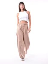 Pantalón de tejido de punto color bordó, de corte ancho y tiro alto con elástico y cordón ajustable en la cintura. Presenta costuras verticales marcadas en el frente de cada pierna.