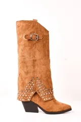 Bota texana de caña alta color camel, con detalles de tachas plateadas en el tobillo, hebilla decorativa y taco cuadrado.