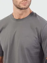 Camiseta color tostado de corte clásico con cuello redondo y logo bordado en el pecho.