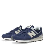 Championes New Balance 574 de hombre color azul marino, confeccionados en gamuza y malla, con logo "N" característico en los laterales y entresuela ENCAP.