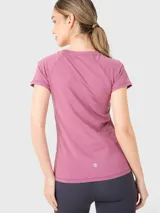 Remera deportiva de manga corta color fucsia, con cuello redondo y tecnología Aircool de secado rápido.
