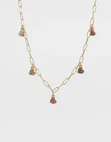 Collar corto dorado con cadena de eslabones y dijes de corazones con strass.