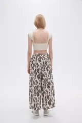 Pantalón palazzo estampado con cintura elastizada.