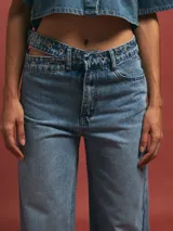Pantalón de jean de tiro alto, corte wide leg, color azul claro con aberturas en la cintura.