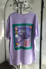 Remera morada de algodón con diseño gráfico en la parte posterior, creada por la marca SSSTUFFF de Barcelona.