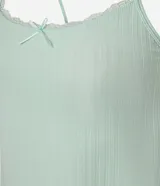 Top de bretel fino color blanco roto, confeccionado en tejido acanalado, con ribete de encaje y un pequeño moño decorativo en el centro del escote.