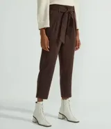 Pantalón clochard marrón de fake suede, con cinturón, pliegues y recortes.