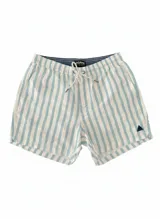 Short de baño estampado en tonos verde y beige, con cintura elástica ajustable con cordón, dos bolsillos laterales y uno trasero.